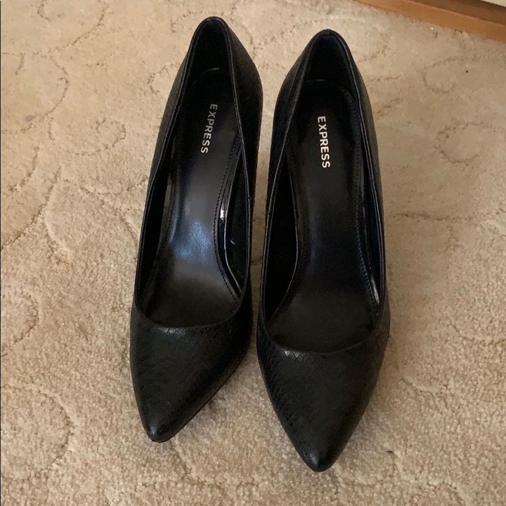 Express Chic Pointed black heel